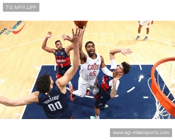 米切尔背后运球过人后上篮得手，骑士全队热血